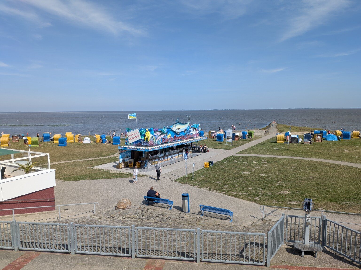 Bunte Strandkörbe auf dem Grünstrand in Burhave an der Nordsee