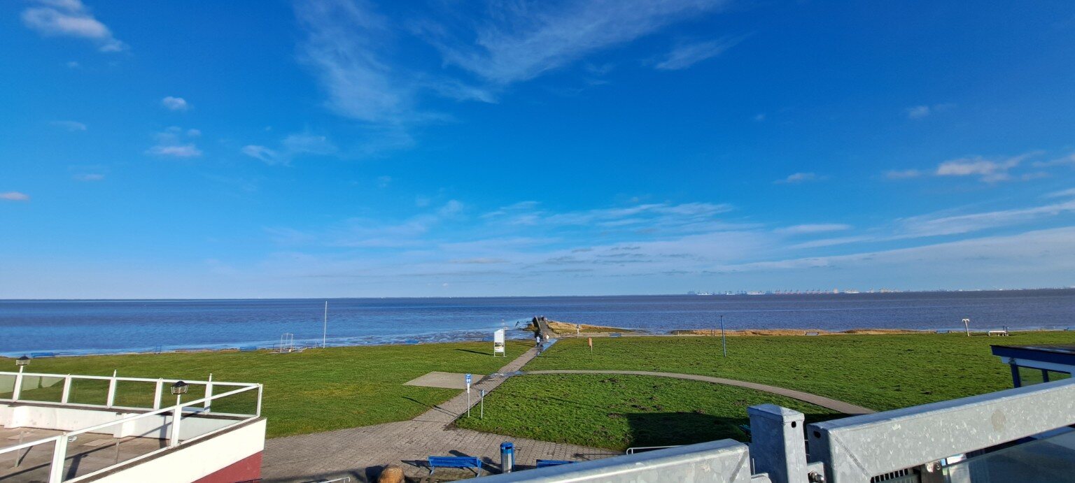 Blick über den Grünstrand in Burhave auf das Wattenmeer