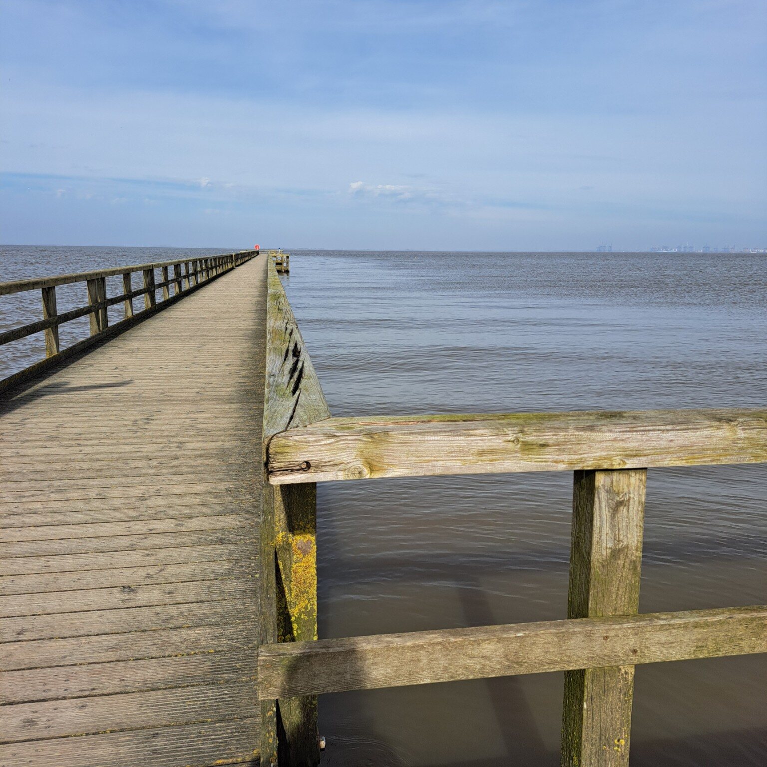 Langer Holzsteg hinaus ins Wattenmeer in Butjadingen