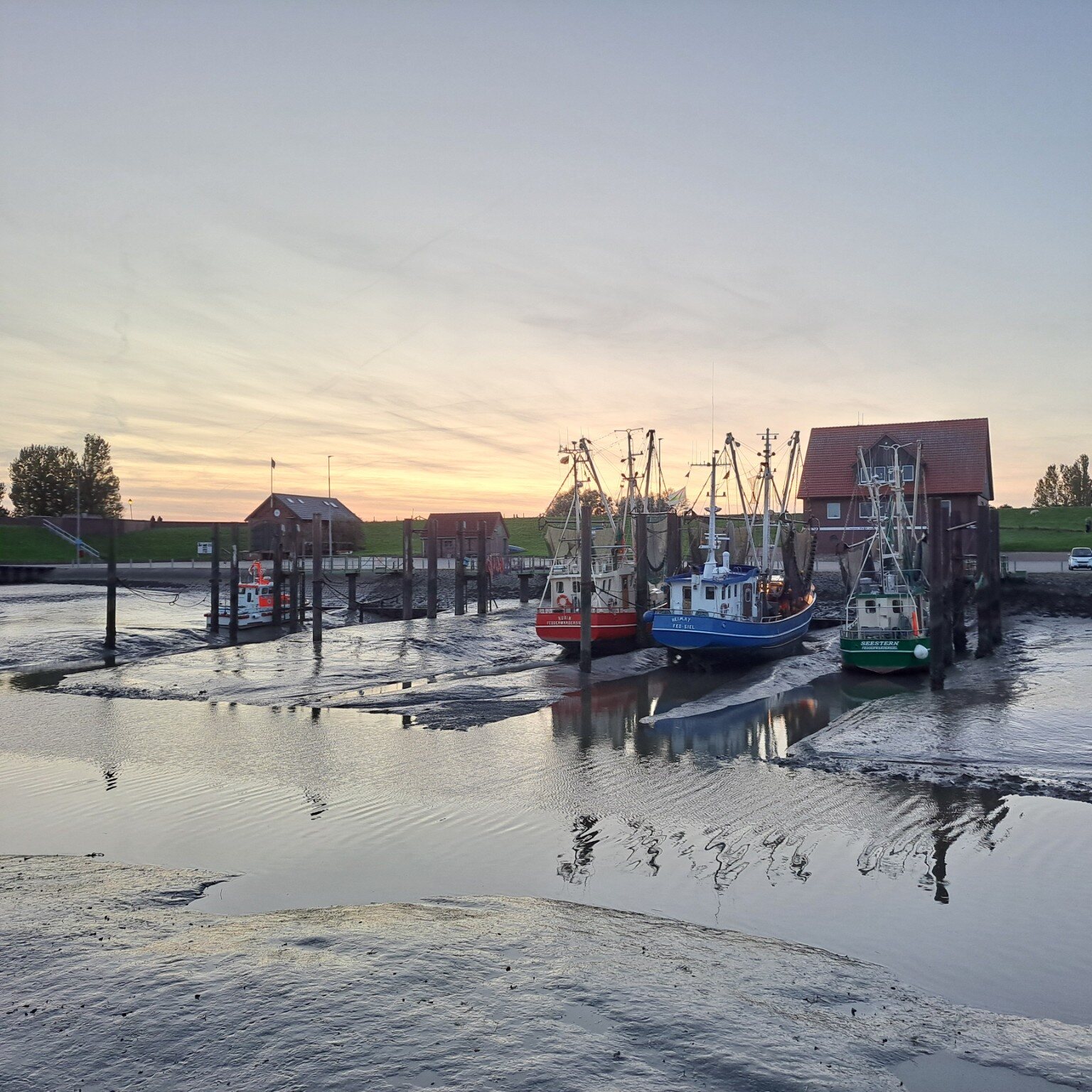 Kutter im Hafen von Fedderwardersiel bei Niedrigwasser