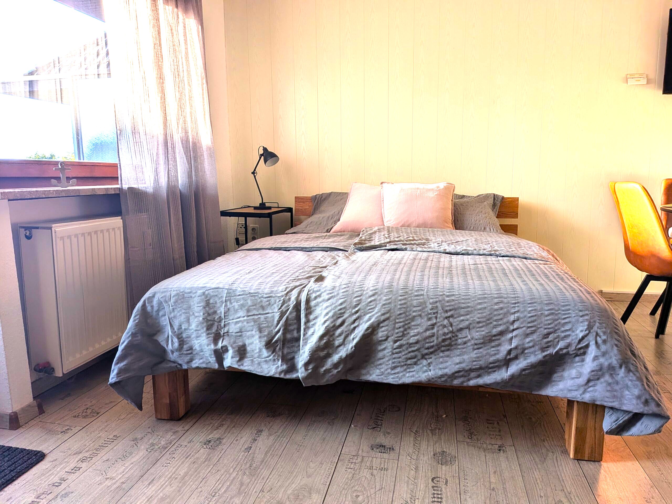 Doppelbett im Wohn- und Schlafbereich