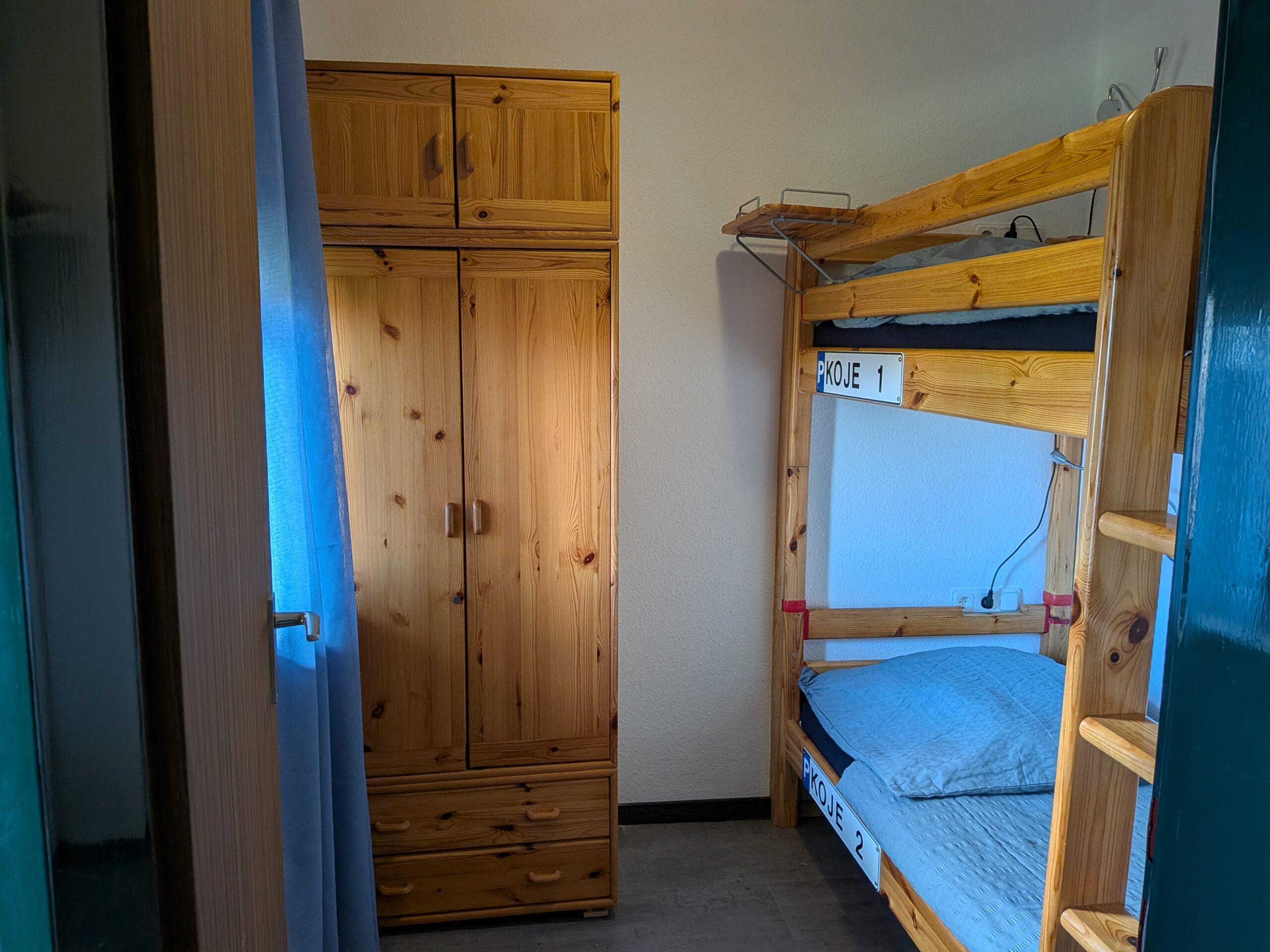Kinderzimmer mit Etagenbett und Schrank