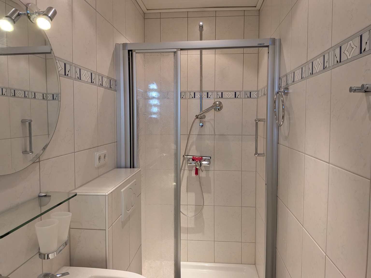 Badezimmer mit Dusche