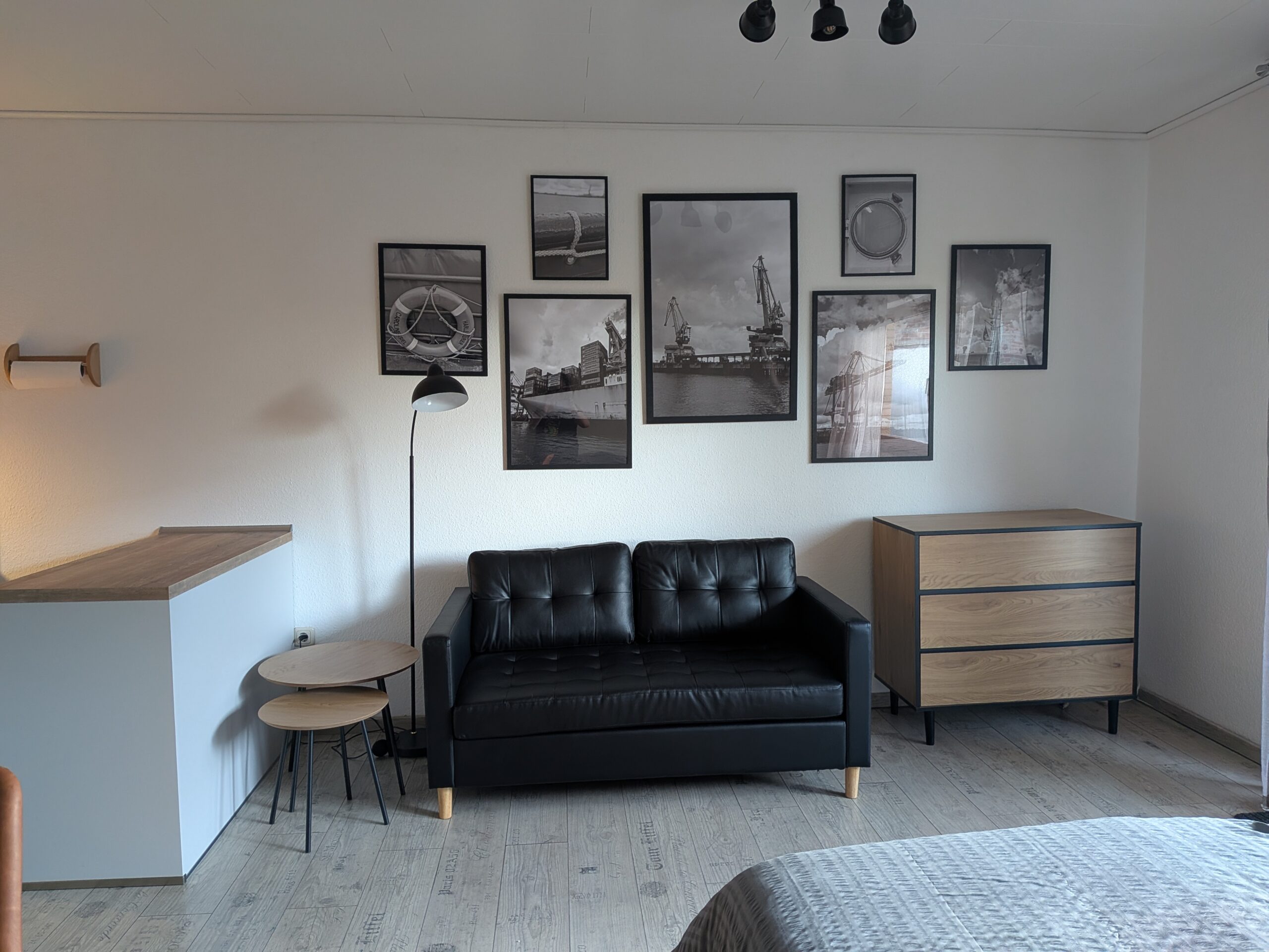 Sofa vor der maritimen Bilderwand