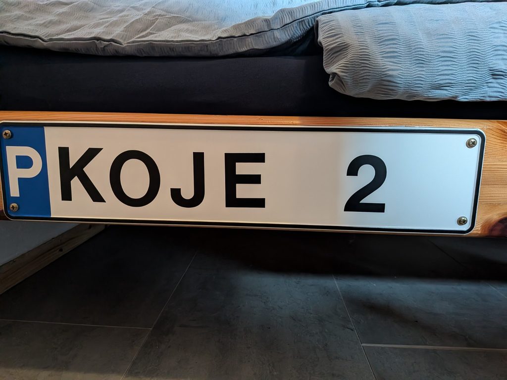 Fertiges Parkplatzschild KOJE 2 am Etagenbett